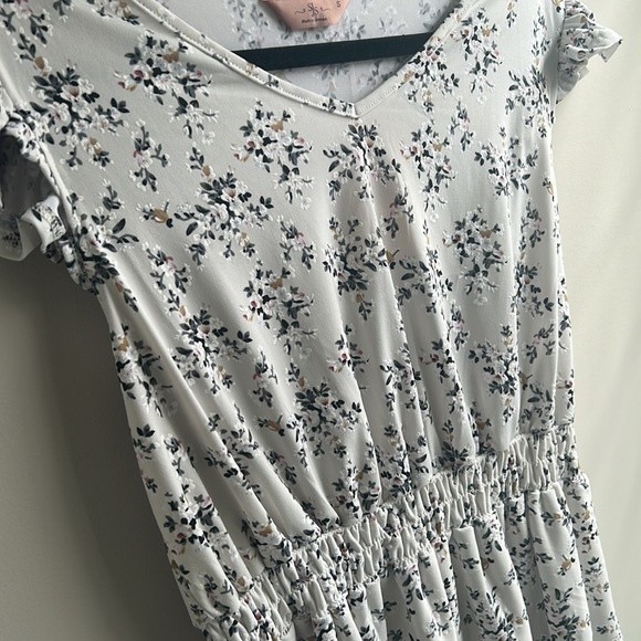 Women's Cap Sleeve Floral Top, Grey, Size Small, Flowy, NWT - Picture 2 of 7